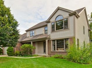 2785 Whispering Oaks Dr, Buffalo Grove, IL 60089
