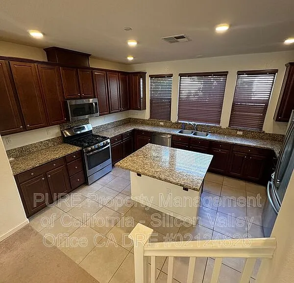 2712 Ferrara Cir — Photo 8