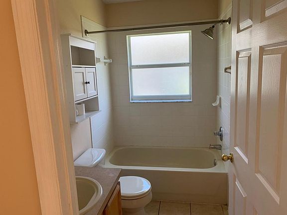 4th image of 141 Thornbury Dr