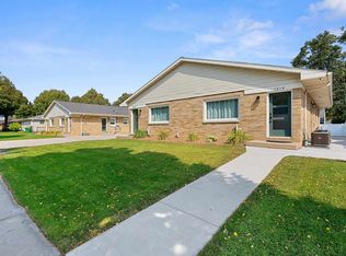 1214 Shadow Ln, Green Bay, WI 54304