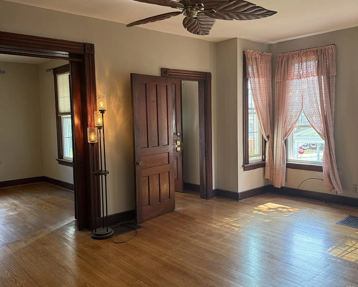 3 bed, 1.0 bath, 3333 sqft, $2,000 — Photo 3