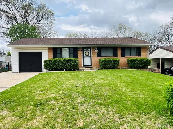 2021 Gladiator Dr, Fenton, MO 63026