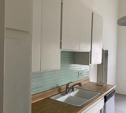 2nd image of 11575 Moorpark St #208