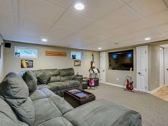 5th image of 134 Montrose Dr