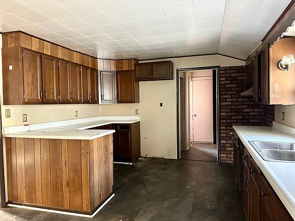4th image of 704 John St