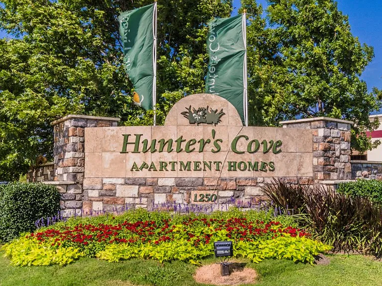 Hunter's Cove Apartments — Photo 33