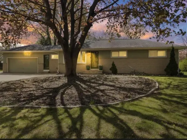 3301 E Carol Ct, Oak Creek, WI 53154