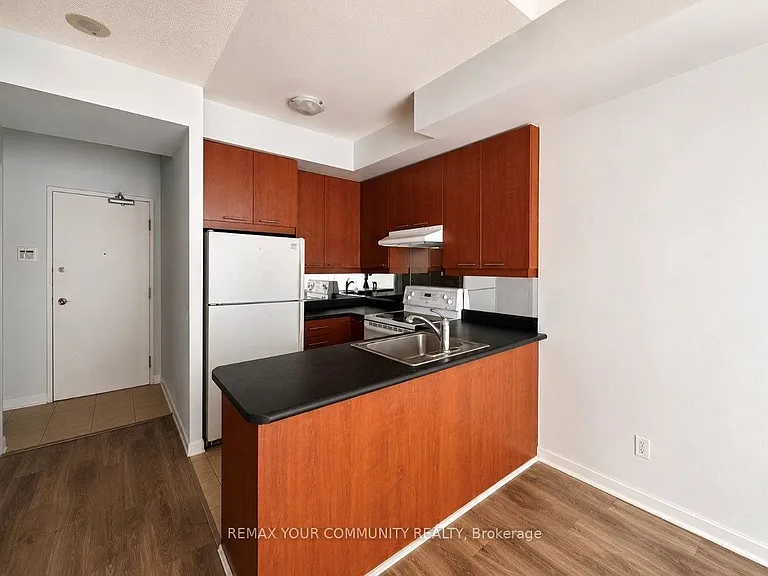 1121 Bay St #902 — Photo 3
