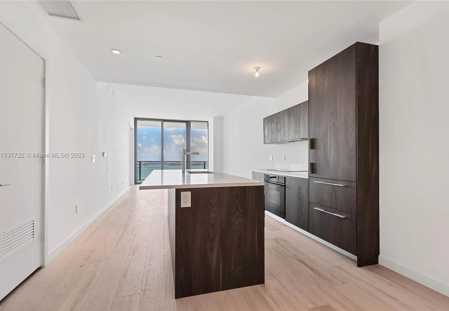 2 bed, 1186 sqft, $6,000 — Photo 2