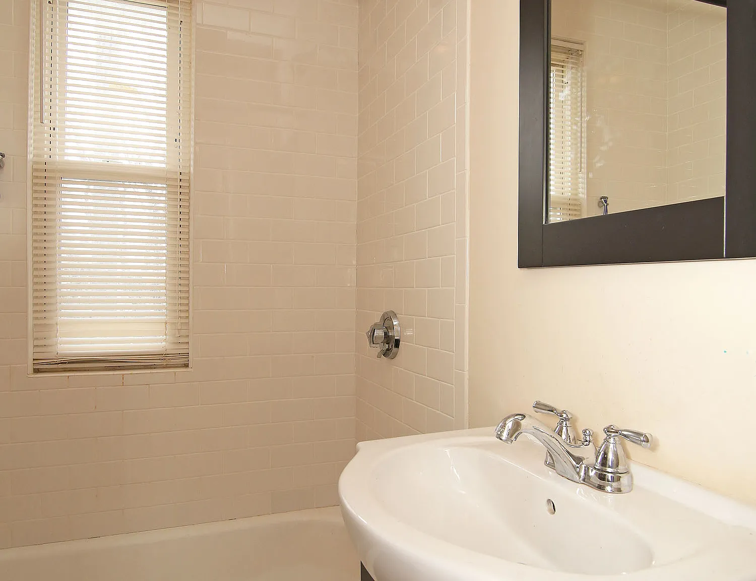 3 bed, 9999 sqft, $3,150 — Photo 4