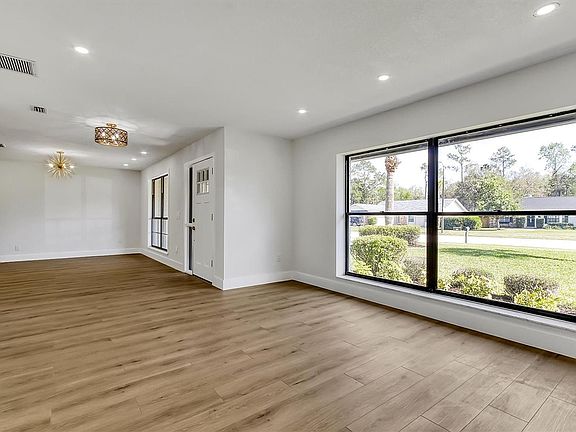 4th image of 707 Riverbend Blvd