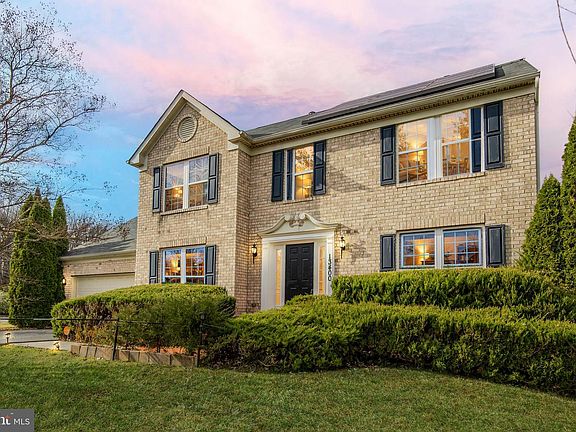 2nd image of 13400 Oaklands Manor Dr