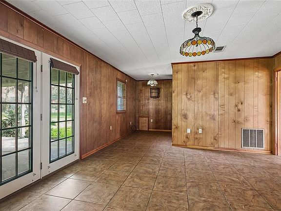 4th image of 42205 Garden Dr