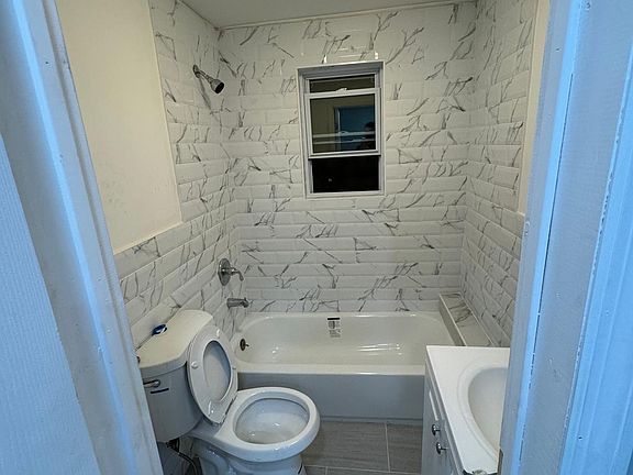 3rd image of 1812 Lacombe Ave #2