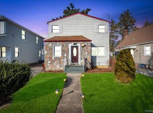 627 10th Ave, New Hyde Park, NY 11040