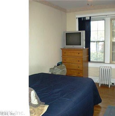 2nd image of 940 Gates Ave APT B3