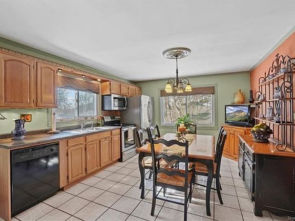 3rd image of 16 Roberts Dr