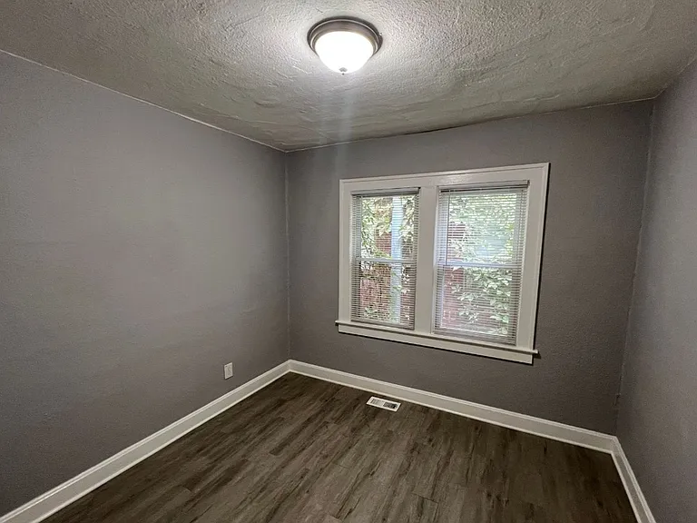 512 W Walnut St — Photo 10