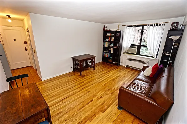 Sold by Bizzarro Agency | media 8