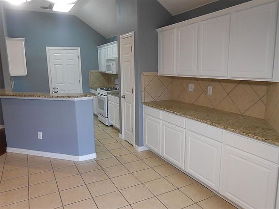 5th image of 215 Bayfield Dr