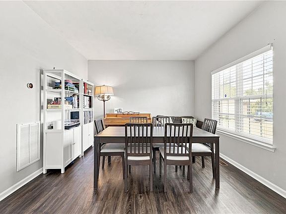 3rd image of 207 Catalpa Ct