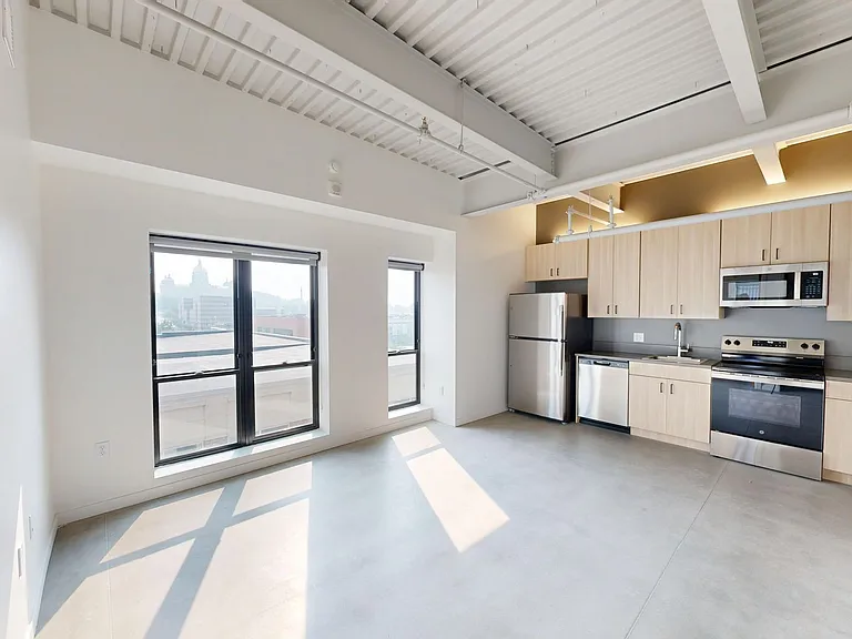 418 East Grand — Photo 53