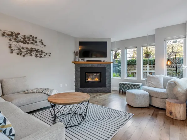 245 W 15th St #102, North Vancouver, BC V7M 1S3