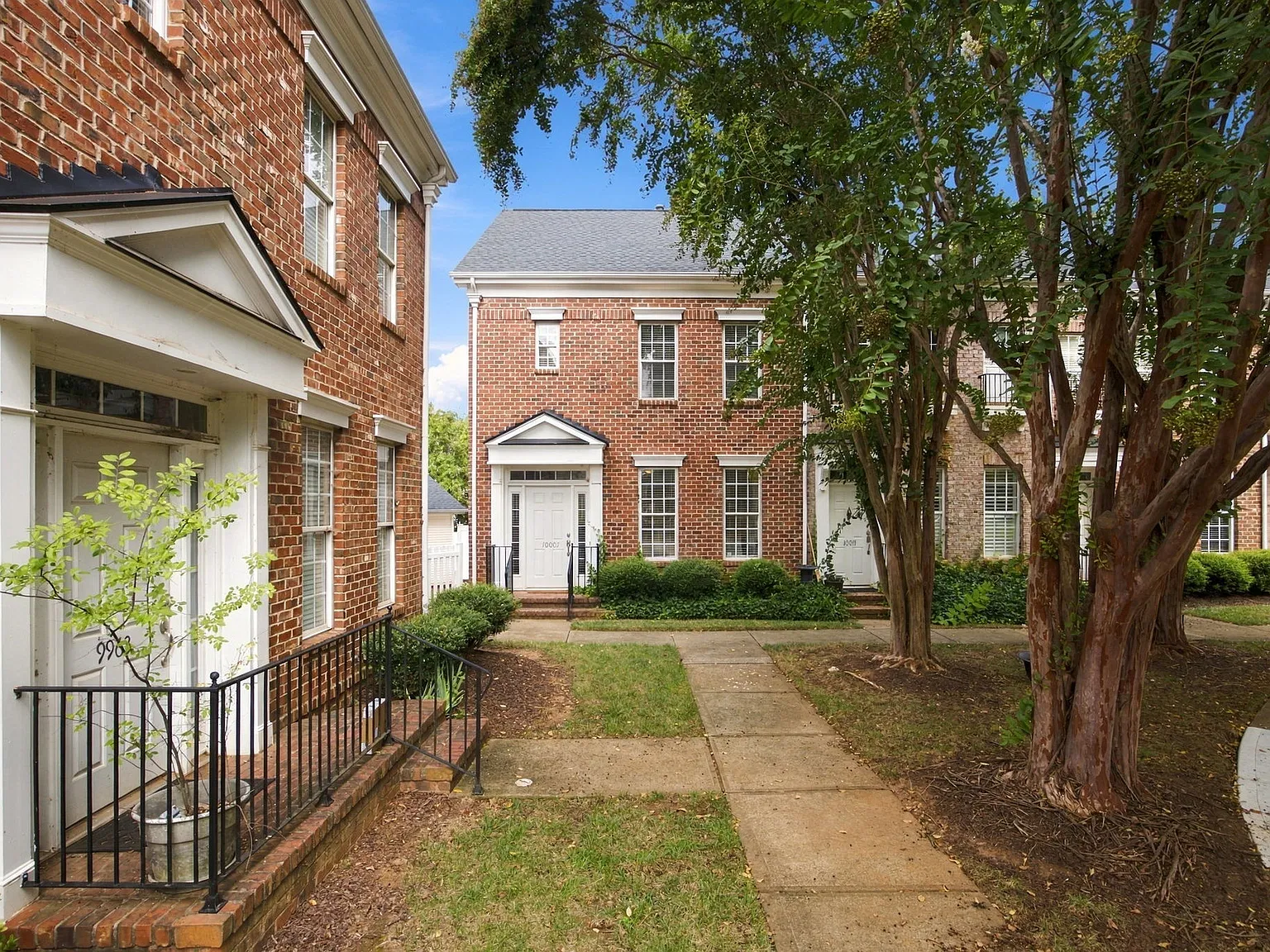 3 bed, 2.5 bath, 1408 sqft, $2,600 — Photo 3