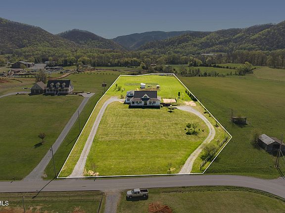 3rd image of 322 Arrowood Rd
