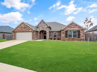 990 Lakeview Dr, Centerton, AR 72719