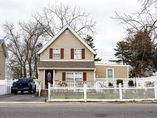 1 Brightside Avenue, Central Islip, NY 11722