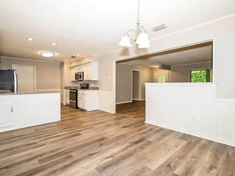 708 Village Green Dr — Photo 6