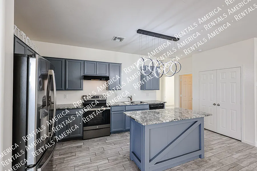 Amazing 3 Bedroom 2 Bath Single Level Home in Peoria — Photo 4