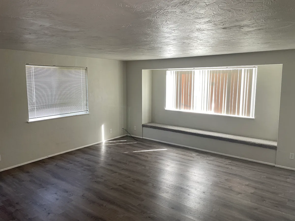 Building Photo - 155 SW Kalmia St #2