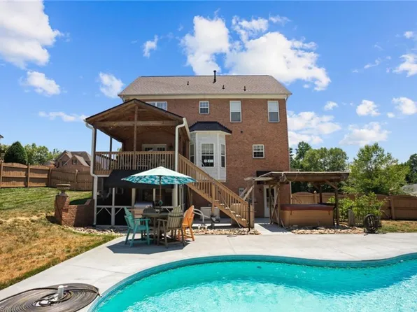 1436 Meadowlands Dr, Winston Salem, NC 27107