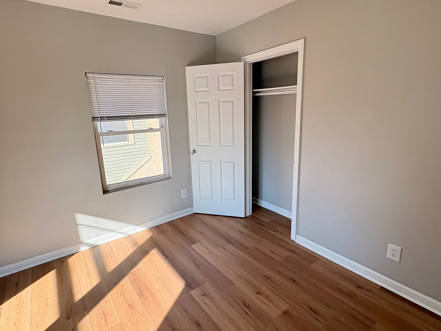 2 bed, 1.5 bath, 2200 sqft, $1,400 — Photo 3