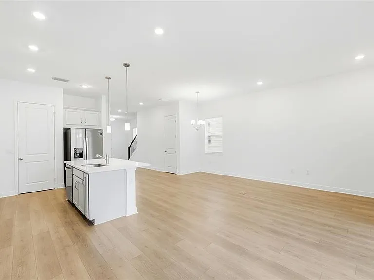 16453 Hamlin View St — Photo 9