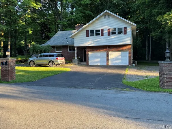 202 Windcrest Dr, Camillus, NY 13031