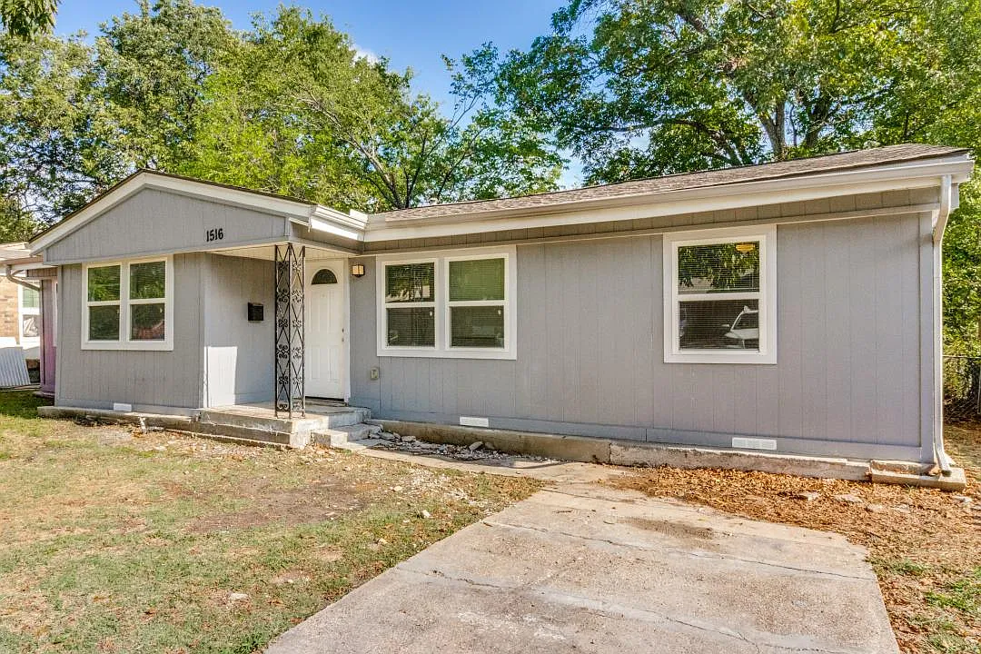 4 bed, 1300 sqft, $2,095 — Photo 1
