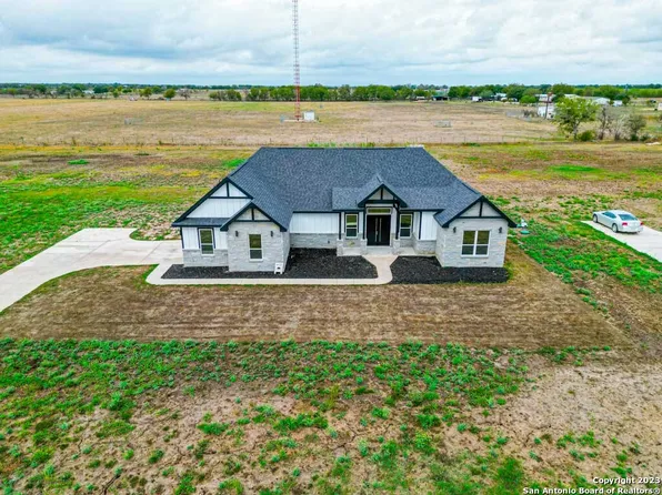 413 FARMSTEAD DR, Seguin, TX 78155