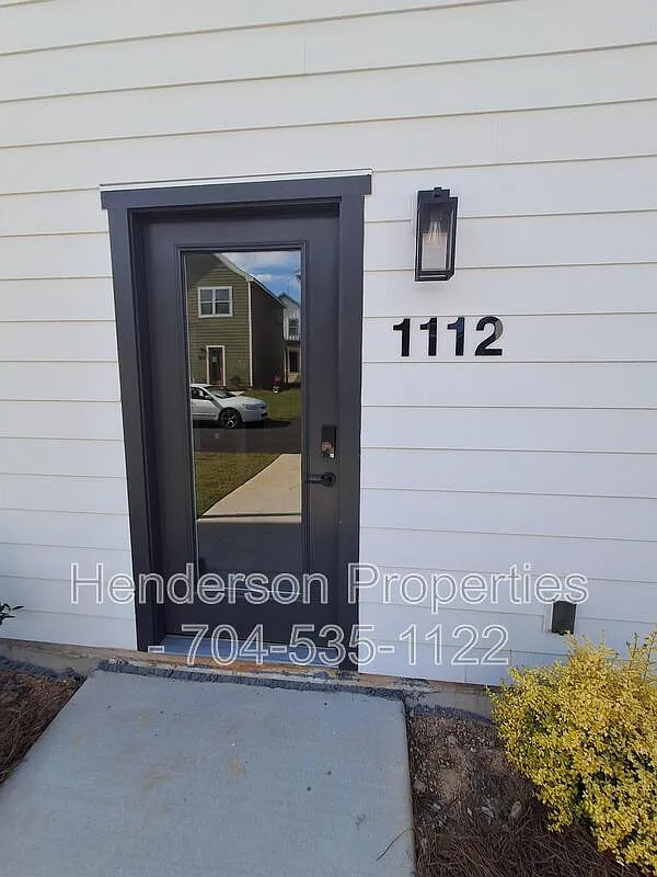3 bed, 2.5 bath, 1320 sqft, $1,990 — Photo 3