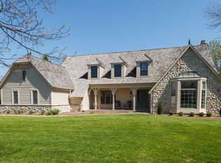 614 W Haddonstone Pl, Mequon, WI 53092