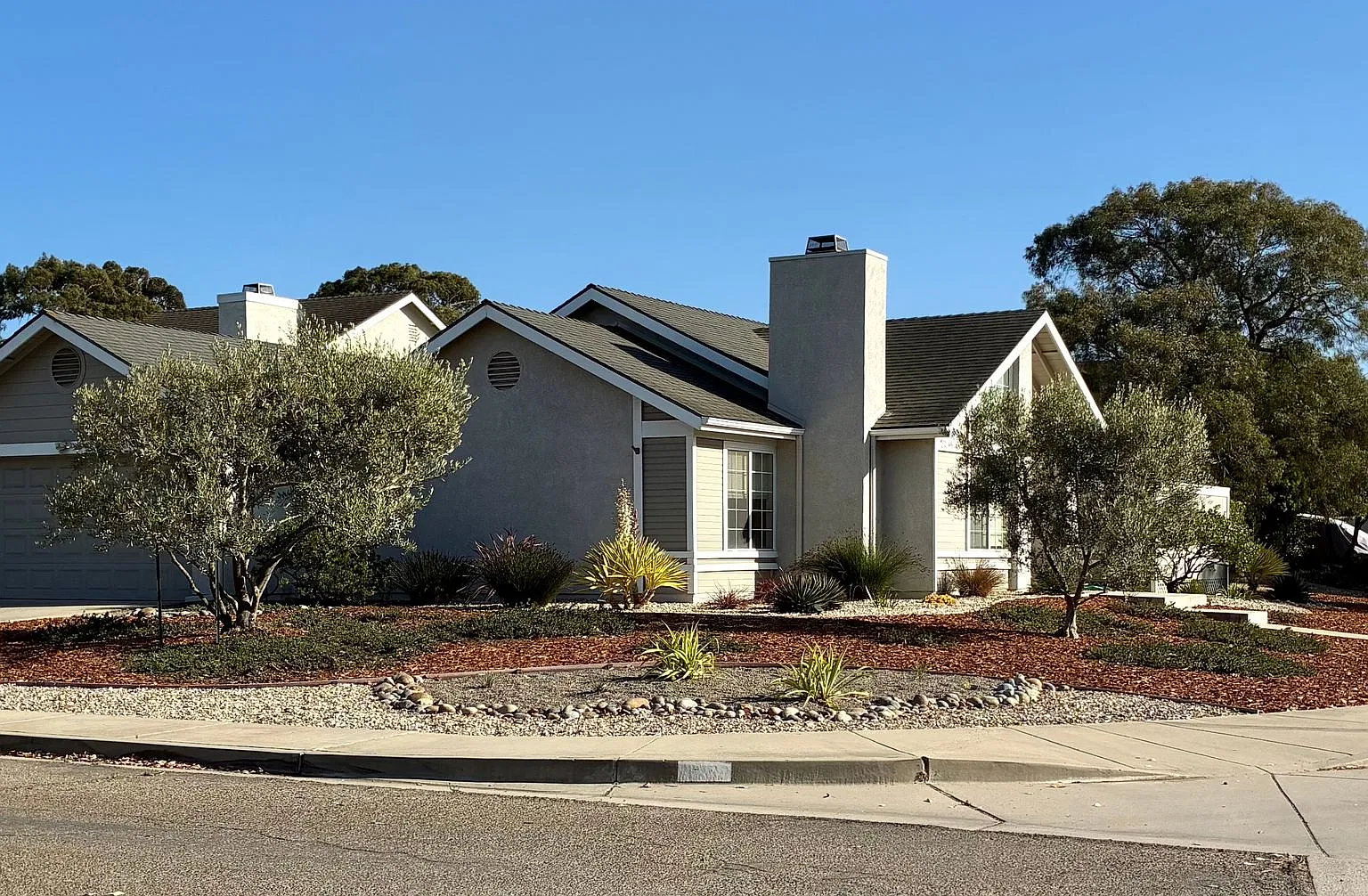 Well Maintained Orcutt Home located on corner lot of Cottages on the Green — Photo 2