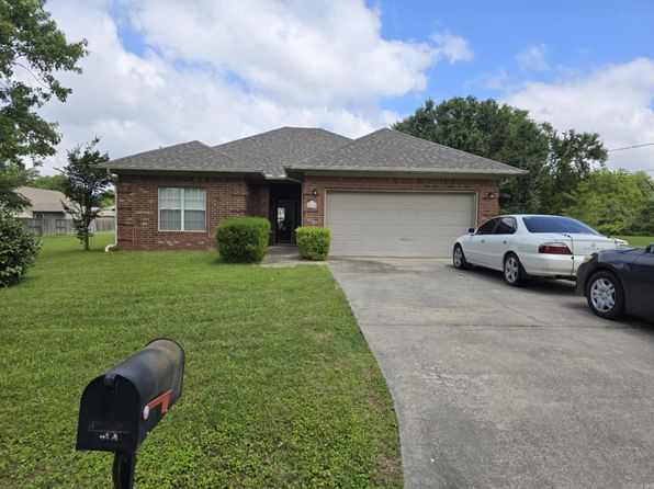 612 W 13th St, Stuttgart, AR 72160