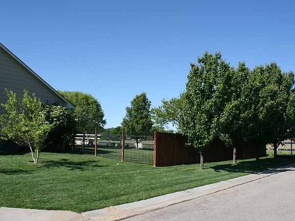 3rd image of 211 N Meadowlark Ct