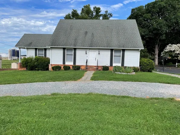 718 S Main St, Gretna, VA 24557