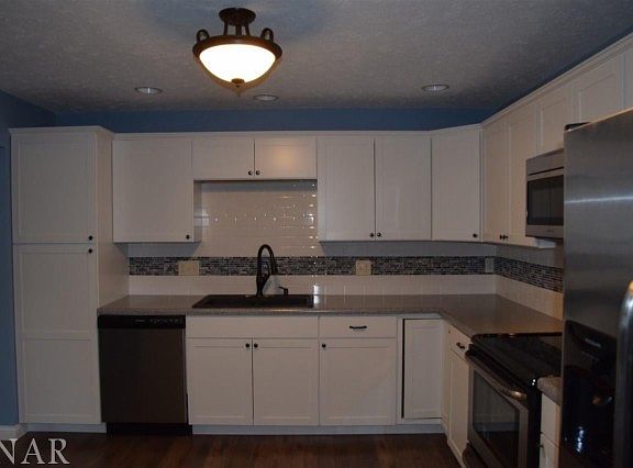 5th image of 806 Mayflower Ave