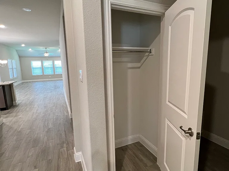 580 Bradley Dr — Photo 3