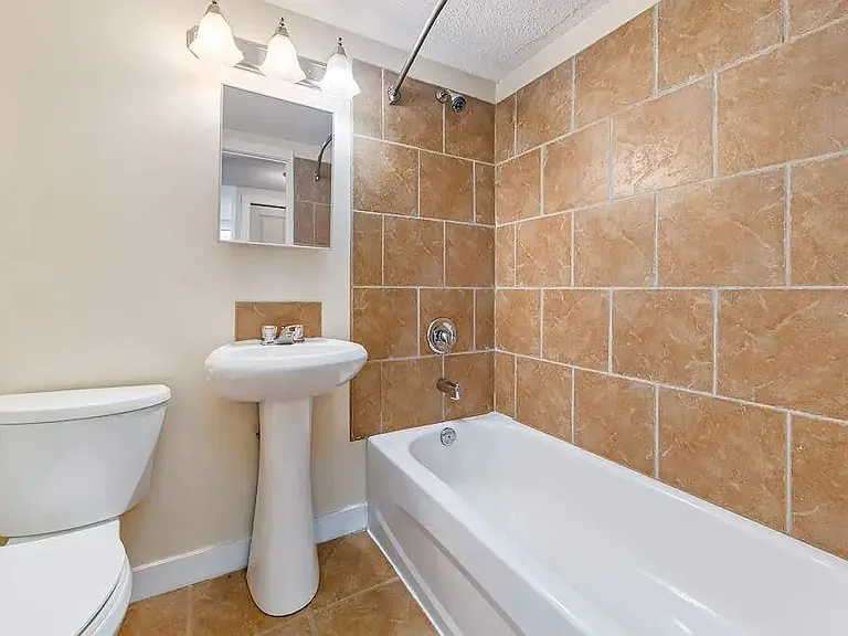 510 Robert St E — Photo 23