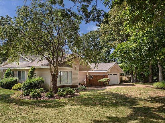 3rd image of 35 Fleetwood Dr